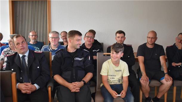 Zur Einwohnerfragestunde waren unter anderen Feuerwehrleute und auch der elfjährige Bennet aus Schwei in den Sitzungssaal des Rathauses in Rodenkirchen gekommen.
