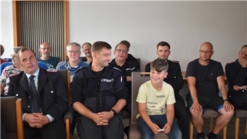 Zur Einwohnerfragestunde waren unter anderen Feuerwehrleute und auch der elfjährige Bennet aus Schwei in den Sitzungssaal des Rathauses in Rodenkirchen gekommen.
