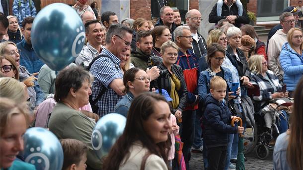 Das Foto zeigt Zuschauer beim Eröffnungsakt. 