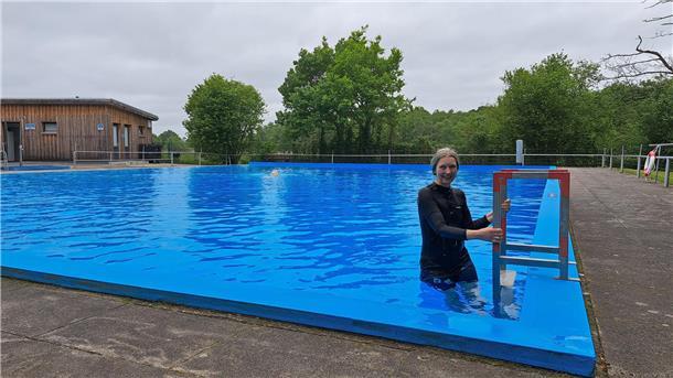 Zur Eröffnung traut sich Juliane Netzer zum Anbaden ins Waldbad. Die Ärztin dreht oft in ihren Mittagspausen ihre Bahnen in dem Freibad. 