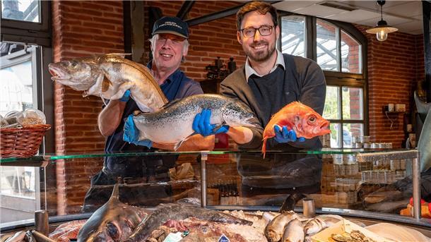 Zur Fischparty zeigen Patrick Fiedler und André Vogt (li.) Fische, die jeder kennen sollte: Schellfisch, Lachs und Rotbarsch.