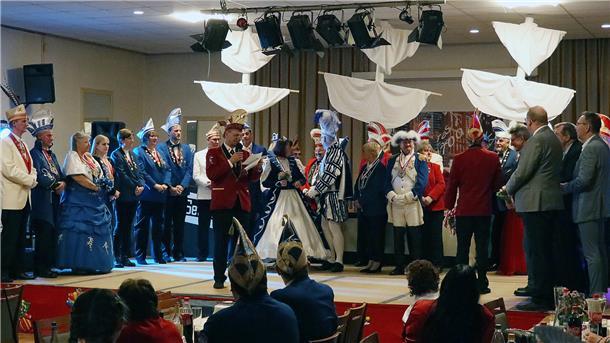 Zur Gala der KG Klabautermänner war der Saal des Hauses im Blink rappelvoll. Der Vorsitzende Ronald Hamann verabschiedet am Mikrofon das "abdankende" Stadtprinzenpaar Jessica und Christoph - und bringt mit der Tanzgarde, eigener Band und selbst verfassten Liedern nach drei Jahren Corona-Flaute wieder den Wind des Frohsinns unters Volk.