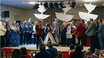 Zur Gala der KG Klabautermänner war der Saal des Hauses im Blink rappelvoll. Der Vorsitzende Ronald Hamann verabschiedet am Mikrofon das "abdankende" Stadtprinzenpaar Jessica und Christoph - und bringt mit der Tanzgarde, eigener Band und selbst verfassten Liedern nach drei Jahren Corona-Flaute wieder den Wind des Frohsinns unters Volk.