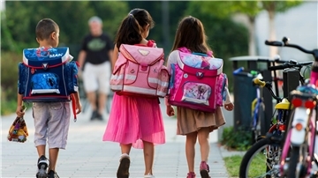 Zur Grundschule kommen viele Schülerinnen und Schüler zu Fuß.