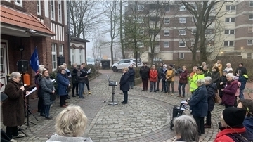 Zur jüngsten Mahnwache waren etwa 70 Personen vor der Jahnhalle erschienen. 