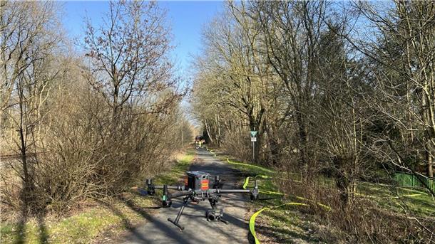 Feuer-Alarm in Bremerhaven! Zwei Flächenbrände halten Einsatzkräfte in Atem Eine Drohe fliegt über ein Waldgebiet.