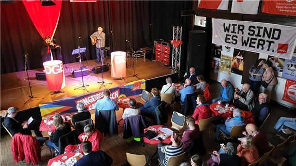 Zur Kundgebung zum 1. Mai kamen etwa 100 Gäste in die Jahnhalle.