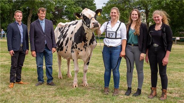 Zur „Miss Stollhamm“ wurde bei der Tierschau die Kuh Melody von Marian Beerepoot (Mitte) gekürt. Es gratulierten die Preisrichter (von links) Renke Wallrichs, Jürgen Hobbie, Karina Nölker und Fenna Gödeker.