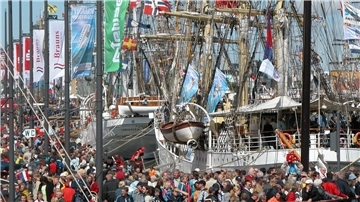Traditionssegler und tausende von Besuchern im Neuen Hafen von Bremerhaven