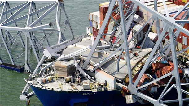 Zur Schiffsladung gehörten 56 Container mit gefährlichen Materialien, etwa ätzende oder entzündliche Stoffe.