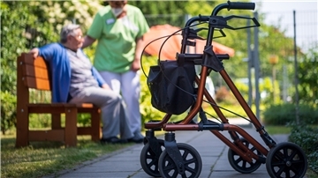 Zur teilstationären Pflege zählen Angebote wie die Tages- oder die Kurzzeitpflege, bei denen sich die Pflegebedürftigen lediglich zeitweise in eine entsprechende Einrichtung begeben.