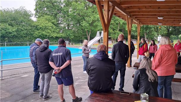 Anbaden im Waldbad Bokel: Wenn das Wasser wärmer als die Luft ist Zur traditionellen Eröffnung sind rund 20 Besucher ins Waldbad Bokel gekommen.