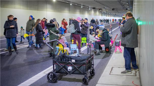 Bremerhaven feiert seinen Hafentunnel: Die schönsten Bilder von der Eröffnung Zur Tunneleröffnung sorgten Künstler für Unterhaltung bei den Besuchern.