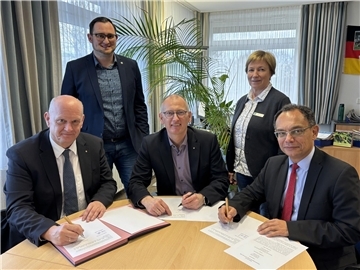 Zur Vertragsunterschrift trafen sich (vorne, von links) BEG-Geschäftsführer Stefan Ketteler, Loxstedts Bürgermeister Detlef Wellbrock und BEG-Geschäftsführer Dr. Addissou Makonnen, hinten Bauamtsleiter Timo Gärtner und Kerstin Kluhs (Bauservice der Gemeinde).