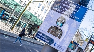 Zur Zeit weisen in der Innenstadt noch Schilder auf die Maskenpflicht hin. Bald könnten sie wieder abgebaut werden.