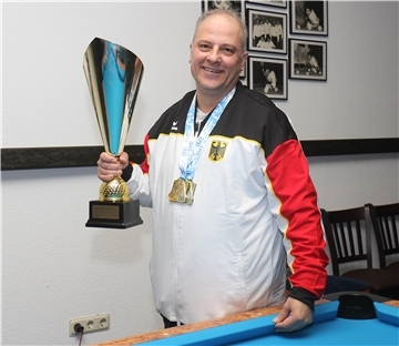 Meric Reshat spielt Billard beim ESV Nordenham