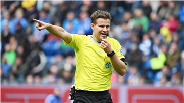 Zurück auf dem Platz: Referee Felix Brych