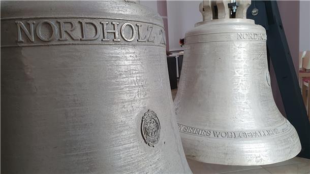 Zurzeit können die beiden gussfrischen Glocken in der Nordholzer Kirche bestaunt und auch angefasst werden.