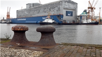 Zurzeit sind mehrere Mitarbeiter auf der Lloyd Werft in Quarantäne und warten auf ihre Testergebnisse. Sie waren in Kontakt mit zwei Kollegen, die positiv getestet wurden. Foto: Scheer