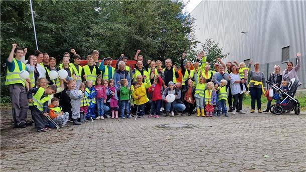Aufräumaktion im Braker Stadtwald durch Mitarbeitende von REHAU Automotive und Kinder des BBZ-Kindergartens