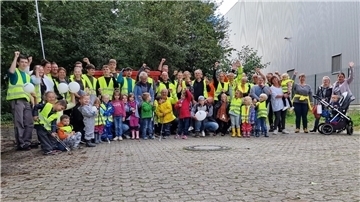 Aufräumaktion im Braker Stadtwald durch Mitarbeitende von REHAU Automotive und Kinder des BBZ-Kindergartens