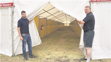 Zusammen mit Jan Schalk musste Hartmut Cordes (rechts), der zugleich Hygienebeauftragter ist, die Stallungen in diesem Jahr auf dem Tuniergelände neu konzipieren.