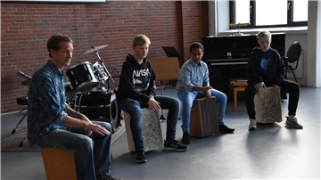 Zusammen mit Musikschulleiter Pascal Gentner (vorne) konnten der Nachwuchs beim Hip-Hip-Cajon zeigen, was er draufhat.