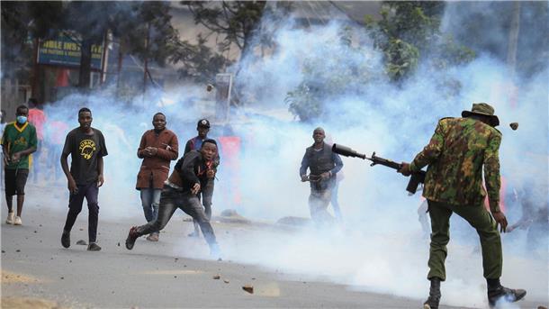 Proteste in Kenia: Kinder durch Tränengas verletzt Zusammenstoß im Mathare-Viertel in Nairobi: Steine werfende Demonstranten und Polizisten, die Tränengas abfeuern.