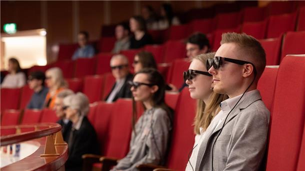 Digitales Opernglas - AR-Brillen für Opernfans in Düsseldorf Zuschauer und Zuschauerinnen tragen in der Oper am Rhein in Düsseldorf sogenannte Augmented-Reality-Brillen (AR-Brillen).