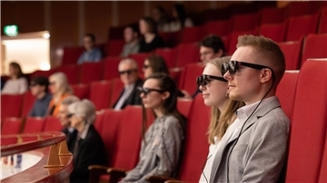 Zuschauer und Zuschauerinnen tragen in der Oper am Rhein in Düsseldorf sogenannte Augmented-Reality-Brillen (AR-Brillen).