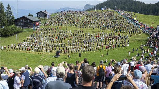 Mehr als 1000 Alphörner für Weltrekord auf Schweizer Wiese Zuschauer verfolgten das Spektakel auf der Alpwiese.