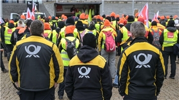 Zustellerinnen und Zusteller der Post bei einer Kundgebung in Halle. Die Gewerkschaft Verdi ruft zur Fortsetzung der Warnstreiks auf.