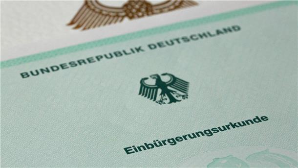 Erleichterte Einbürgerung wird 2023 nicht mehr beschlossen Zuwanderer sollen laut dem Gesetzentwurf der Bundesregierung künftig bereits nach fünf Jahren Aufenthalt in Deutschland Staatsbürger werden können, vorausgesetzt sie können ihren Lebensunterhalt ohne staatliche Hilfe bestreiten.