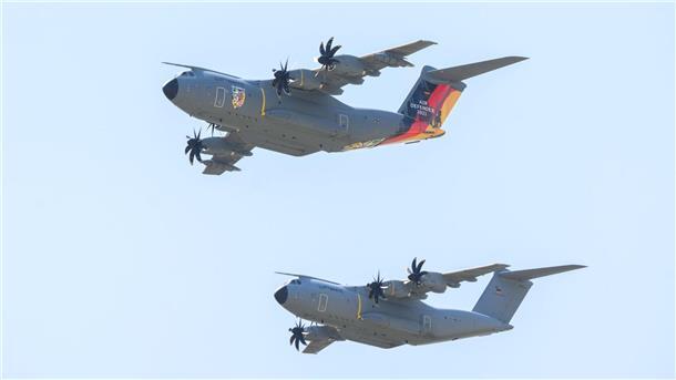 Luftwaffenübung „Air Defender“ gestartet Zwei Airbus A400M der Luftwaffe.