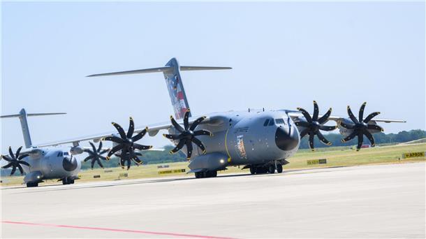 Luftwaffenübung „Air Defender“ gestartet Zwei Airbus A400M der Luftwaffe sind auf dem Fliegerhorst Wunstorf gelandet.