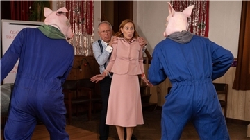 Zwei Aktivisten gegen eine Mastanlage stürmen den Gemeindesaal und bedrohen Bürgermeisterin Gundula Bundschuh (Andrea Sawatzki) mit Schweineblut. Gerald (Axel Milberg) ist seiner Frau keine große Hilfe.