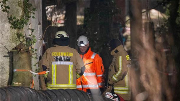 Zwei Aktivisten hatten sich zuletzt noch in einem unterirdischen Tunnel unter der Siedlung verschanzt. Feuerwehr und Spezialisten von RWE stehen am Sonntag vor einem Belüftungsschlauch.