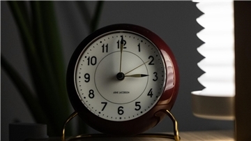 Zwei analoge Uhren stehen auf einem Tisch. Am 31. März wird die Uhrzeit von zwei auf drei Uhr am Morgen vorgestellt.