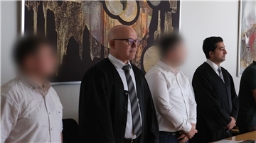 Zwei Angeklagte mit ihren Anwälten Cem Kilic (2.v.l.) und Zubair Khan (r) im Gerichtssaal in Lünen.