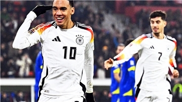 Zwei aus dem überzeugendem Trio: Musiala (l.) feiert sein Kopfballtor mit Havertz.