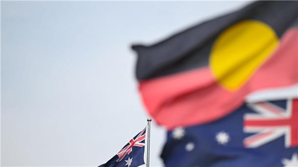Zwei australische und eine Aborigine-Flagge wehen in Canberra.