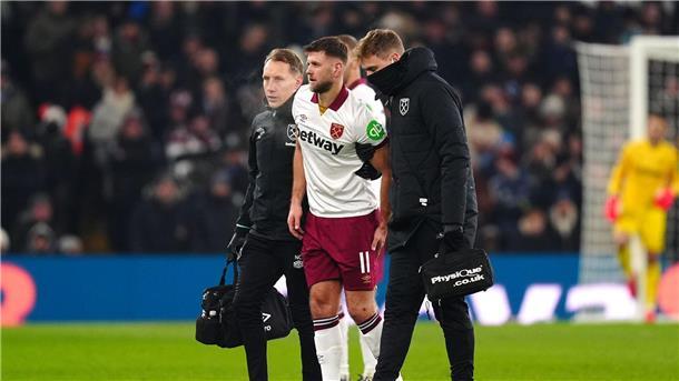 Sorgen um Füllkrug: Nationalspieler verletzt ausgewechselt Zwei Betreuer führen Füllkrug vom Platz.