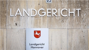 Zwei bewaffnete Polizisten sollen Drogenhändlern Geld abgenommen haben - dafür stehen die beiden Männer vor Gericht. Zu den Plädoyers kommt es wieder nicht. (Archivbild)