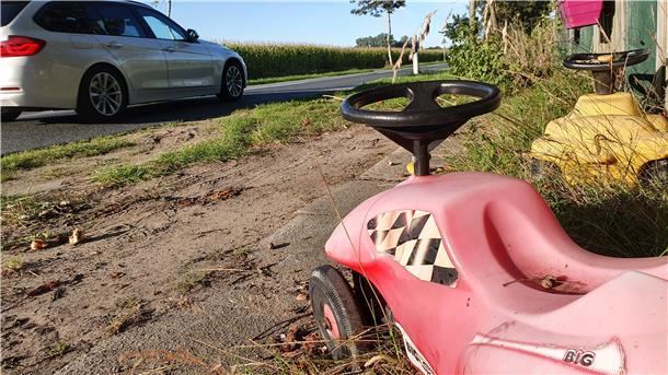 Zwei Bobbycars als diskreter Hinweis an der Straße Knill in der Gemeinde Wurster Nordseeküste. Hier ist Tempo 100 erlaubt. Die Anwohner sind in Sorge.