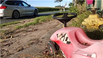Zwei Bobbycars als diskreter Hinweis an der Straße Knill in der Gemeinde Wurster Nordseeküste. Hier ist Tempo 100 erlaubt. Die Anwohner sind in Sorge.