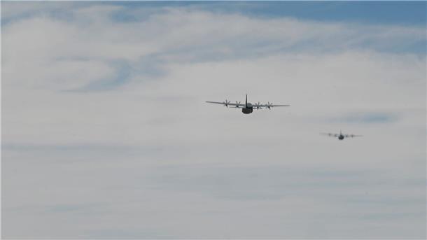 USA werfen Lebensmittel über dem Gazastreifen ab Zwei C-130J Super Hercules-Flugzeuge der US-Luftwaffe beim Abwurf von Paketen mit humanitärer Hilfe.