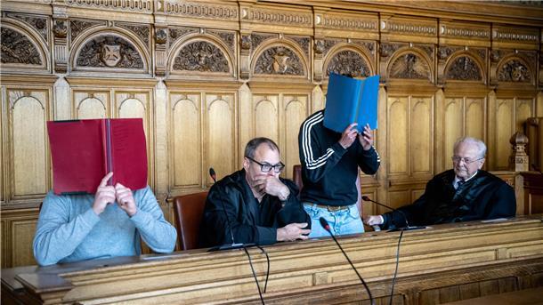 Zwei der Angeklagten kommen in den Gerichtssaal. Sie sollen in eine wilde Schlägerei verwickelt gewesen sein.