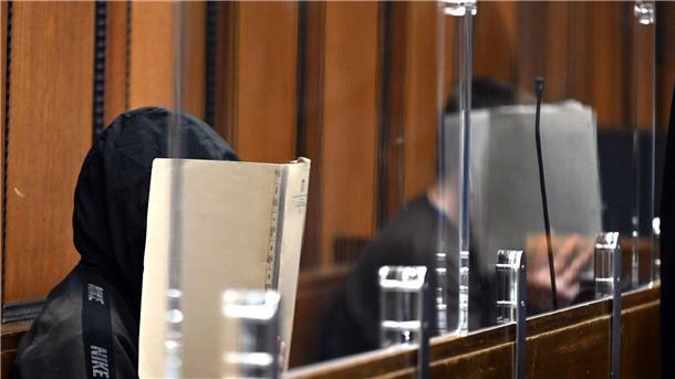 Prozess um Tod eines Obdachlosen in Mönchengladbach  Zwei der drei Angeklagten im Gerichtssaal in Mönchengladbach.