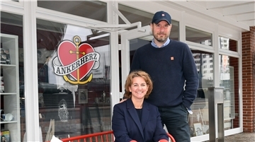 Zwei, die ihr Herz ans Meer und auch an Bremerhaven verloren haben: Julia und Stefan Kruecken vor der neuen Filiale ihres Ankerherz-Verlages in den Havenwelten.