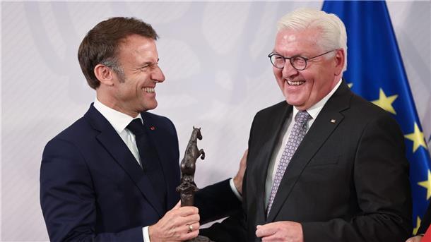 Macron befürwortet Einsatz westlicher Waffen gegen Russland Zwei, die sich verstehen: Frank-Walter Steinmeier (r) und Emmanuel Macron mit dem Internationalen Preis des Westfälischen Friedens.